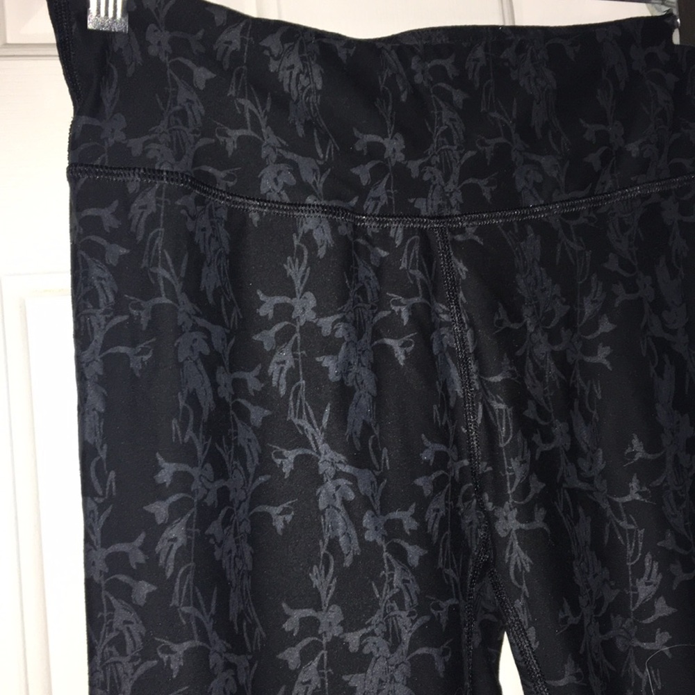 Fabletics black floral leggings || size small